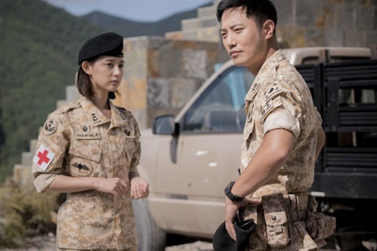 Ngoài Song Joong Ki - Song Hye Kyo, Jin Goo - Kim Ji Won cũng được xem là cặp đôi đẹp trong “ Hậu duệ của mặt trời”- bộ phim truyền hình đang gây sốt tại Hàn Quốc và nhiều nước châu Á. (Ảnh: Korea Iyaa)   